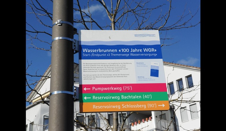 In occasione del suo 100° anniversario, la Wassergenossenschaft Rotkreuz (WGR) ha creato tre percorsi tematici sul tema dell'acqua. Questo cartello segnala il punto di partenza dei sentieri tematici a Rotkreuz.