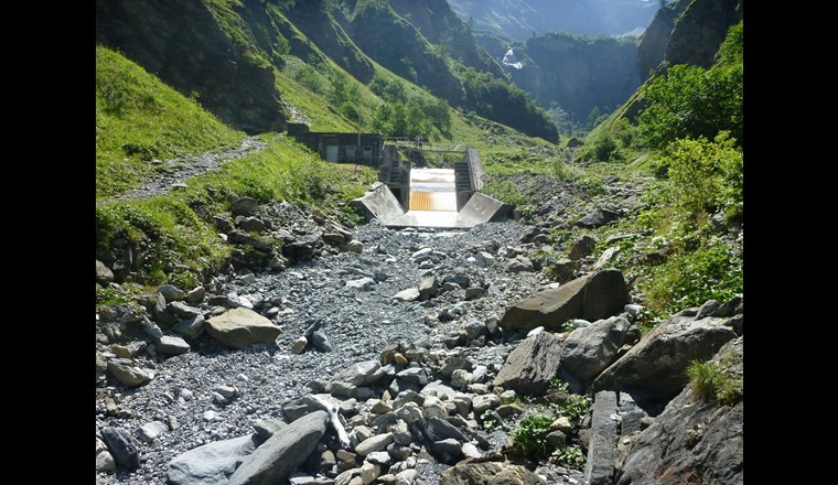 Souvent, il n'y a presque plus d'eau dans les ruisseaux en aval des prises d'eau, comme ici dans la Seez dans le Weisstannental. (Photo : Stefan Kunz)
