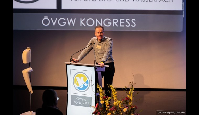 Rolf Meier, vice-directeur, responsable de la section Eau, SSIGE, au Congrès de l’ÖVGW à Linz les 27 et 28.04.2022. Les thèmes abordés par la section Eau de l’ÖVGW ont été l’application de la directive relative à l’eau potable de l’UE et la gestion des crises et des catastrophes. (Image: ©ÖVGW)