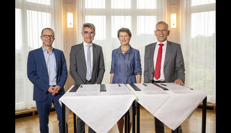 Martin Flügel, direttore dell'UCS;  Mario Cavigelli, presidente della EnDK; Simonetta Sommaruga e Hannes Germann, presidente del'ACS (da sinistra) alla firma della carta.