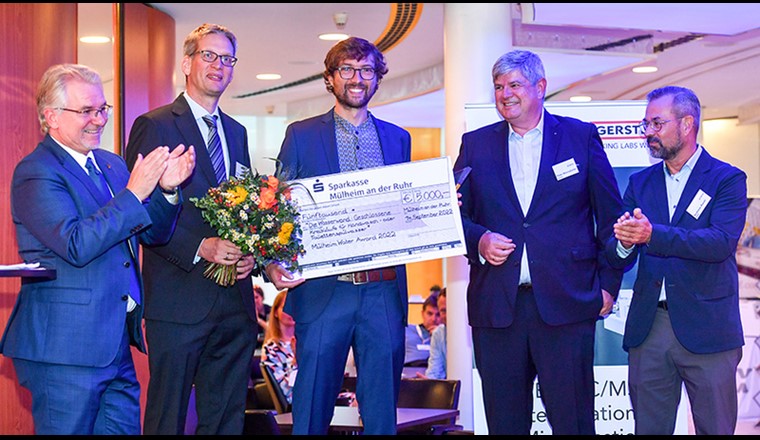 Michel Riechmann (in der Mitte) nimmt von Marc Buchholz (ganz links), Oberbürgermeister der Stadt Mülheim an der Ruhr, den Mülheim Water Award für die Autarky Handwaschstation entgegen. (Bild: ©IWW Zentrum Wasser)
