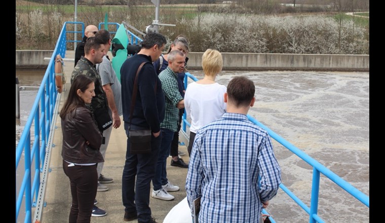 I partecipanti a un Peer Exchange Workshop all’IDA di Bijeljina (Bosnia-Erzegovina) visitano l’impianto e si confrontano sulle difficoltà e le possibili soluzioni. Il workshop è stato guidato da un gruppo di ingegneri e gestori di IDA svizzeri.