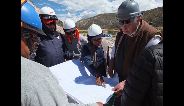 Gemeinsam diskutieren peruanische und GIZ-Experten die Pläne auf der Baustelle für eine neue Abwasserreinigungsanlage in Mollepalta, Peru.