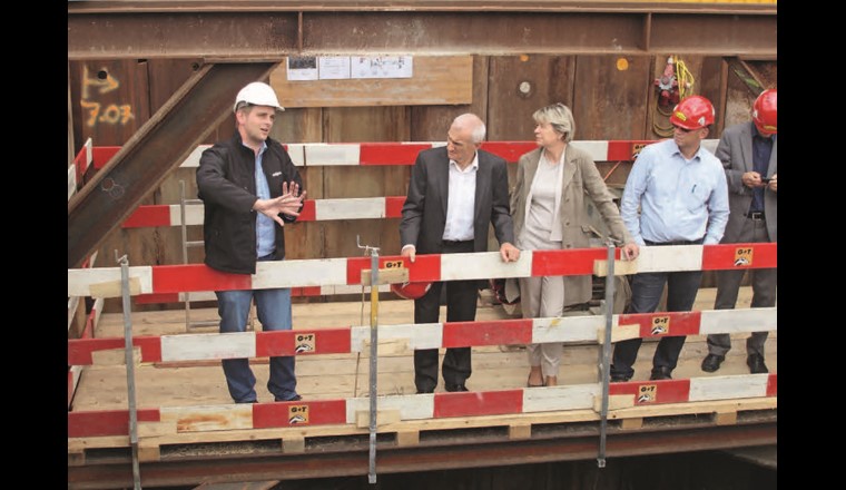 Eniwa-Projektleiter Matthias Bobst (l.) besichtigt 2014 mit dem Verwaltungsrat die Unterstossung der SBB-Gleise.