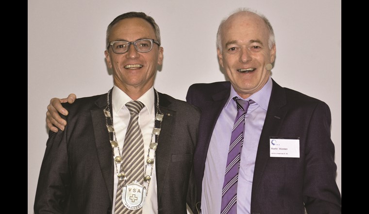 Heinz Habegger avec son prédécesseur Martin Würsten après son élection à la présidence du VSA lors de l'assemblée générale de 2014. Photo VSA.
