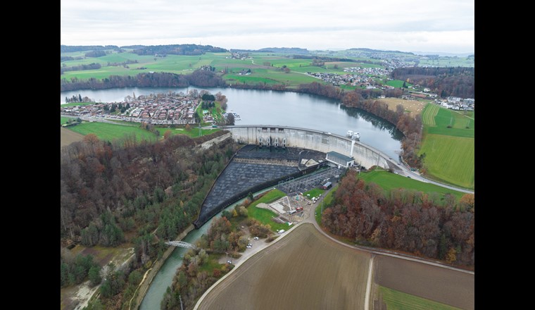 Lac et barrage de Schiffenen. Au pied du barrage, on peut voir le chantier de la centrale de production d’hydrogène. (©JoBersier Agence)