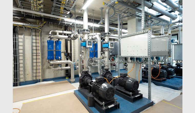 Les cylindres bleus à l’arrière-plan servent à la récupération d’énergie au moyen du PX Pressure Exchanger de la société Energy Recovery. (Image : ©ESB)