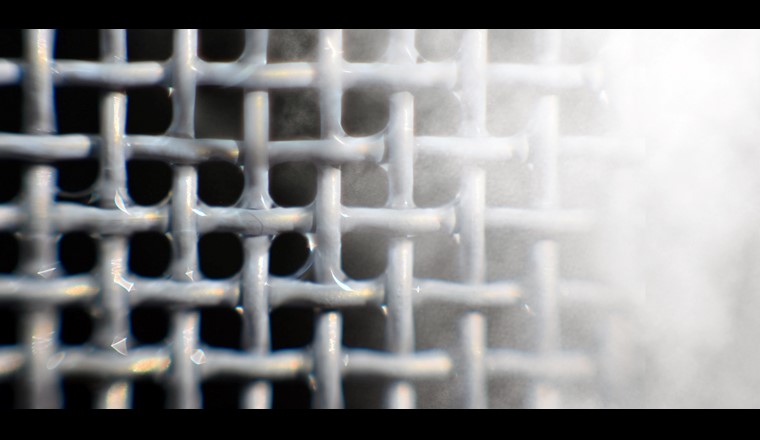 La griglia metallica rivestita di biossido di titanio raccoglie e pulisce l'acqua dalla nebbia. (Immagine: ©ETH Zurigo / adobestock / Montagel)