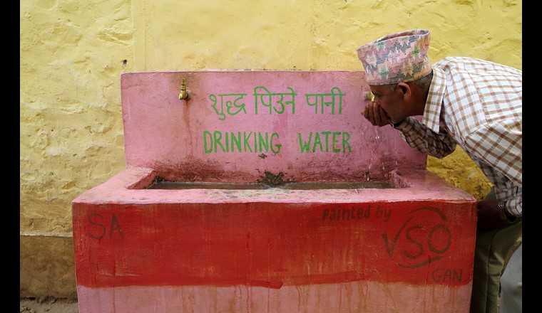 Die mikrobielle Wasserqualität kann bei diesem Trinkwasserbrunnen an einer Schule in Nepal dank eines einfachen und kostengünstigen Feldlabors getestet werden (Foto: Ariane Schertenleib).