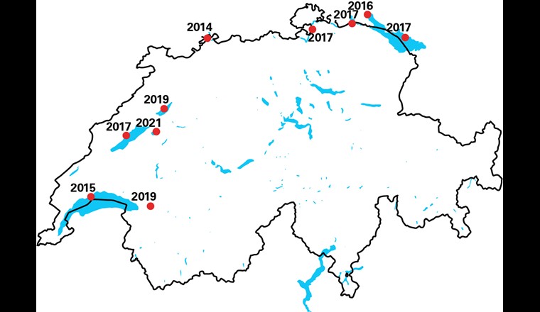 Aktuelle Verbreitung der Quaggamuschel in Schweizer Seen (Rote Punkte). Der erste Fund war in 2014 in einer Umwelt-DNA-Probe vom Rhein in Basel. Die Jahreszahlen neben den Punkten geben das Jahr der Erstentdeckung an. (Grafik: ©Eawag, basierend auf REABIC / doi.org/10.3391/ai.2022.17.2.02)