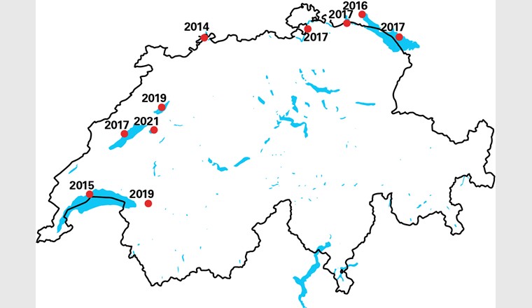 Distribution actuelle de la moule quagga dans les lacs suisses (points rouges). La première découverte a eu lieu en 2014 dans un échantillon d'ADN environnemental prélevé dans le Rhin à Bâle. Les années à côté des points indiquent l'année de la première découverte. (Graphique : ©Eawag, basé sur REABIC / doi.org/10.3391/ai.2022.17.2.02)