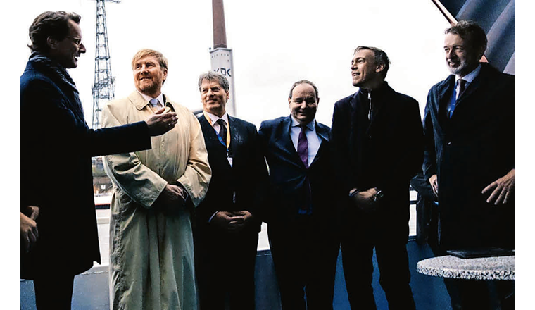 Le roi des Pays-Bas, Willem-Alexander (2e à partir de la gauche), et Boudewijn Siemons, CEO de la Port of Rotterdam Authority (1er à partir de la droite), en visite chez le CEO de duisport, Markus Bangen (3e à partir de la droite) (Photo : ©Robin-Alysha-Clemens