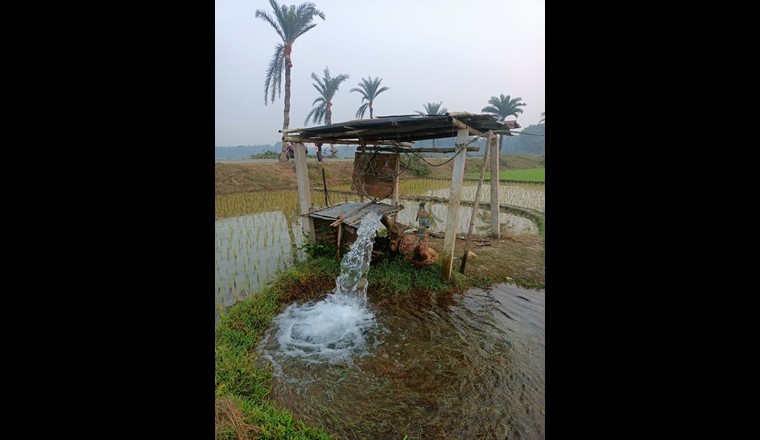 Eine elektrisch betriebene Pumpe in Südwest-​Bangladesch, die Grundwasser für den Reisanbau aus dem Boden pumpt. (Bild: Ahmed Ziaur Rahman)
