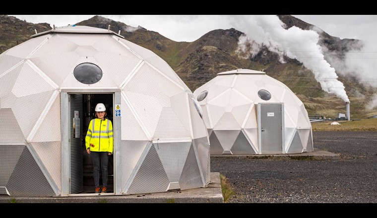 Das in der Schweiz abgeschiedene und verflüssigte Kohlendioxid wird vom geothermischen Kraftwerk in Hellisheiði, Island, in den Untergrund verpresst, um dort in den bestehenden Bohrlöchern dauerhaft mineralisiert zu werden. (Foto: Carbfix)