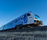Dass mit einer Wasserstoff-Tankfüllung 2803 Kilometer ohne Nachtanken oder Aufladen erreicht wurden, sind Beweis für Einsatz von Wasserstoff im  Schienenverkehr. Im Bild: FLIRT H2 von Stadler, mit dem der Weltrekord in Colorado, USA, erbracht wurde. (© Stadler)