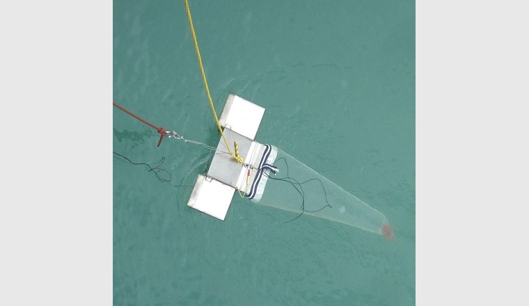 Mit dem in Bayreuth entwickelte „Mini-Manta“-Trawl entnahmen die Forscher Proben für ihre Mikroplastik-Pilotstudie.  Foto: Isabella Schrank.