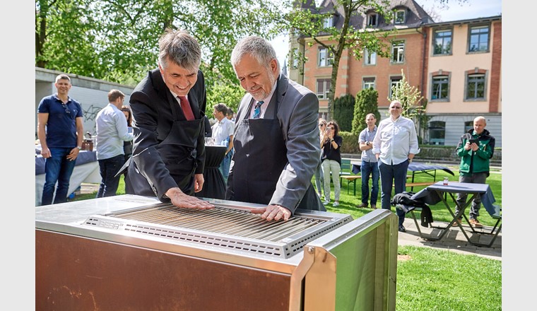 Stadtpräsident Alec von Graffenried (l.) nahm den Gasgrill in der Grünanlage bei der Dalmazibrücke symbolisch vom CEO Energie Wasser Bern, Daniel Schafer (r.) entgegen.