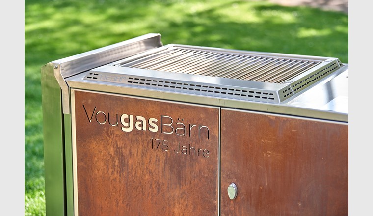 Ein Knopfdruck reicht, um den Gasgrill namens «Ernie» mit 100 Prozent CO2-neutralem Biogas einzuheizen.