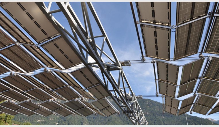 Das weltweit erste Solarfaltdach über einer Kläranlage steht in Chur.