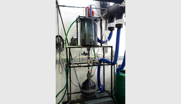 Automatisierte Fällung des Minaerals Struvit aus Urin in einer Kooperation der Eawag mit der University of KwaZuluNatal in Südafrika. Struvit kann als Phosphordünger eingesetzt werden.  
(Foto: Eawag)