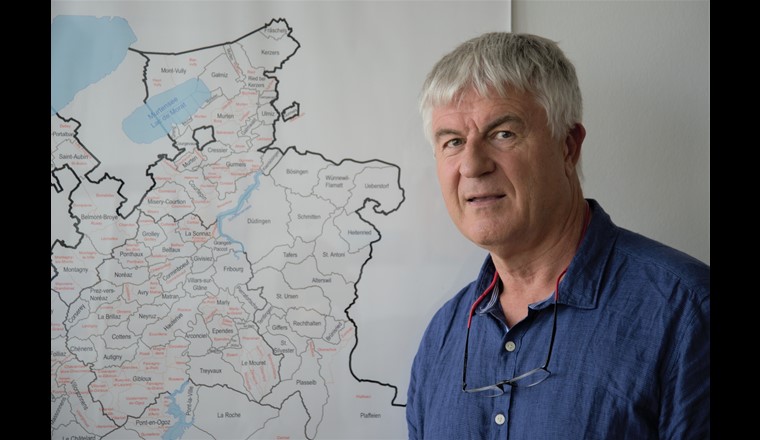 Claude Ramseier, chimiste cantonal fribourgeois, parle dans l'interview des résidus de pesticides dans l'eau potable, des conflits d'usage, des infrastructures et de leur planification, de la régionalisation de l'approvisionnement en eau ainsi que de la professionnalisation de la branche.