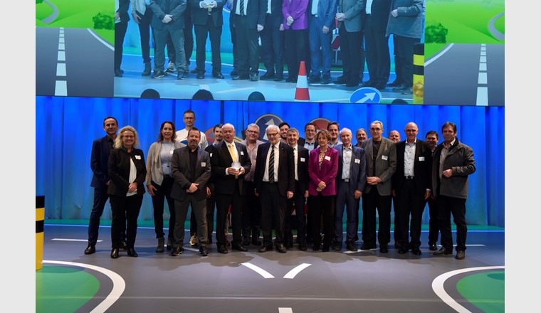 Die strahlenden Gewinner der Kategorie "Erneuerbare Energien": Regio Energie Solothurn. (Bild: BFE)
