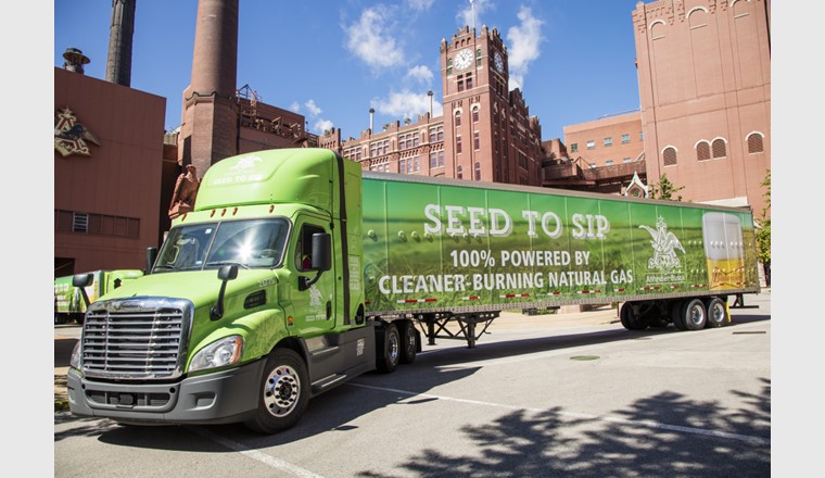 Seit 2014 setzt die US-Grossbrauerei Anheuser-Busch im Logistikbereich auf mit Biogas betrieben Trucks - nun baut die Brauerei ihre CNG-Flotte weiter aus.