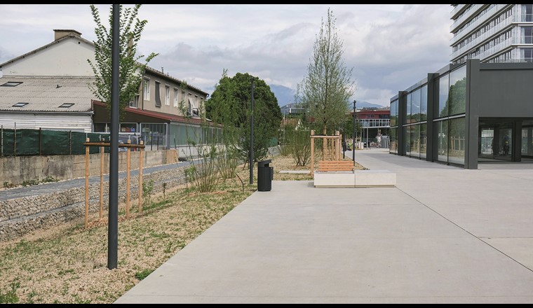 Fig. 2 In den öffentlichen Bereich des Bahnhofs Chêne-Bourg GE integrierte Regenwasserbewirtschaftung. (© Kanton Genf, Théo Gardiol)
