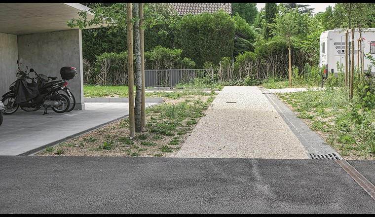 Fig. 7 Beispiel für die übermässige Verwendung von Bodenabläufen bei einer Aussenraumgestaltung in Genf. (© Kanton Genf, Théo Gardiol)