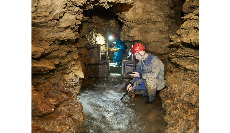 Échantillonnage et mesures dans une grotte karstique
