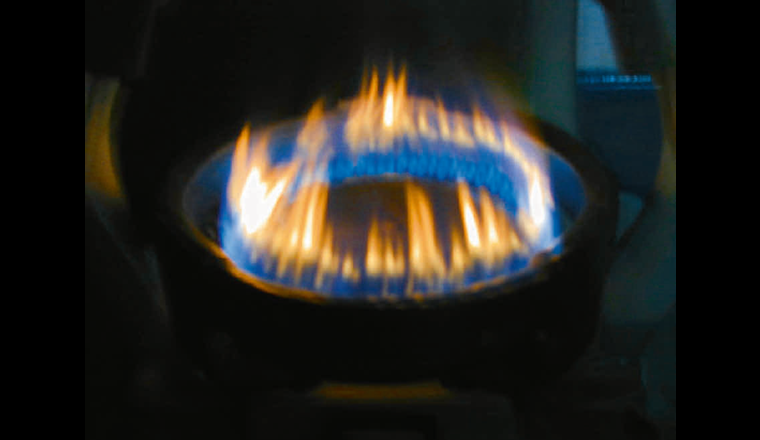 Flammenbild eines verschmutzten Grossküchenbrenners mit Betreibermangel.