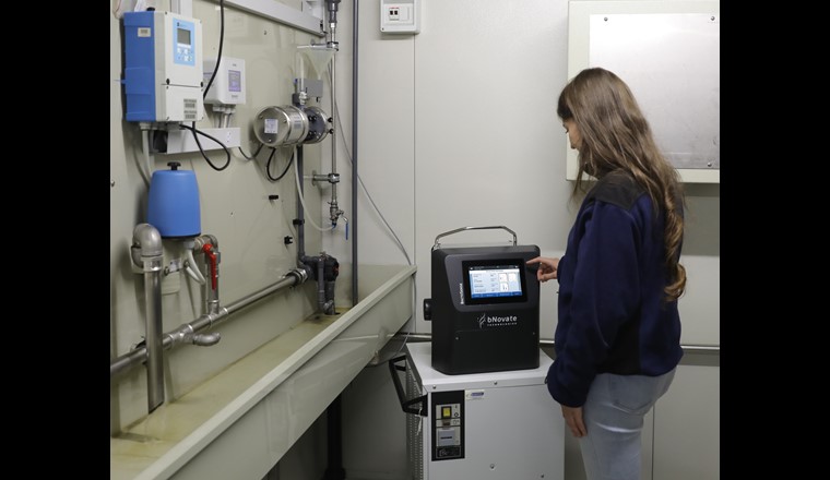 Fig. 1 Station de mesure en ligne dans l’usine de production d’eau potable de Lutry équipée d’un cytomètre en flux BactoSense pour la détermination automatique et en continu du nombre de bactéries.