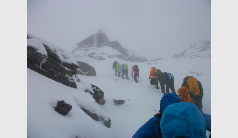 Teamwork: Die Forschenden steigen zur Station im Hohe Tauern Nationalpark auf. Bild: ZAMG/Niedermoser