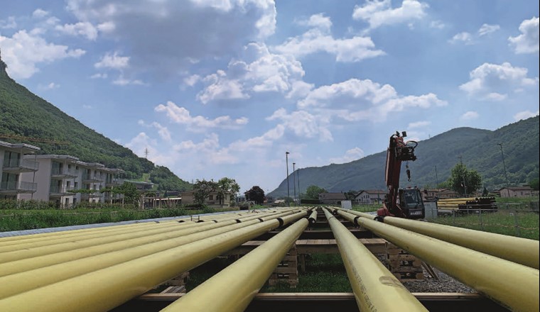 Technische Beschreibung der Verlegung einer
4,9-bar-Unterwasserleitung im Tessin.