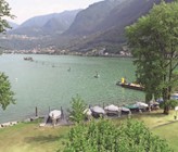 Technische Beschreibung der Verlegung einer 4,9-bar-Unterwasserleitung im Tessin. Im Bild: Mobile Plattform mit Elektrowinden im Abstand von jeweils 50 m, Lago Ceresio. Technische Beschreibung der Verlegung einer 4,9-bar-Unterwasserleitung im Tessin. Im Bild: Mobile Plattform mit Elektrowinden im Abstand von jeweils 50 m, Lago Ceresio.