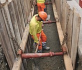 Ab einer Aushubtiefe von 1,5 m sind Gräben und Baugruben zu sichern. Ab einer Aushubtiefe von 1,5 m sind Gräben und Baugruben zu sichern.