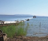 Ausbau des Seewasserwerks Kesswil am Bodensee. Im Bild: Der 512-m-Rohrstrang beim Einwassern. Ausbau des Seewasserwerks Kesswil am Bodensee. Im Bild: Der 512-m-Rohrstrang beim Einwassern.