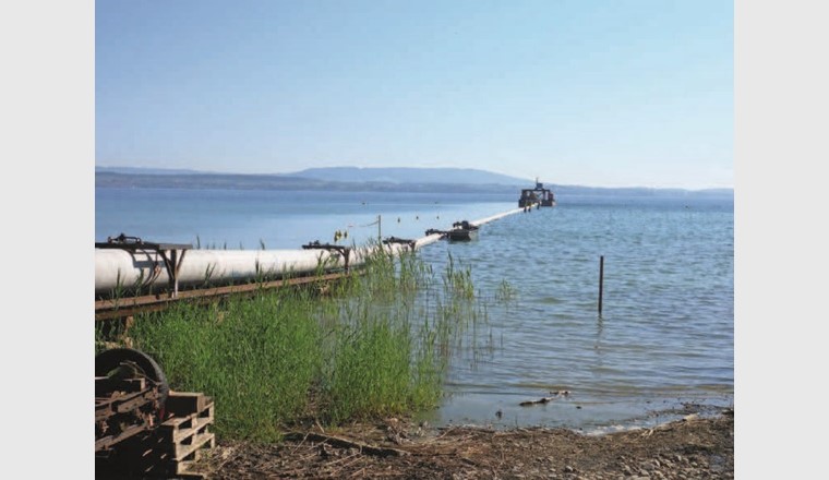 Ausbau des Seewasserwerks Kesswil am Bodensee. Im Bild: Der 512-m-Rohrstrang beim Einwassern.