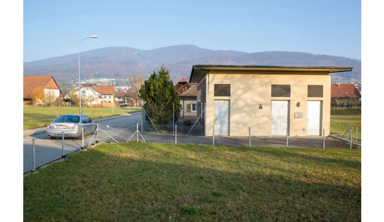 Mise en danger du captage d'eau potable par la route et les constructions trop proches.