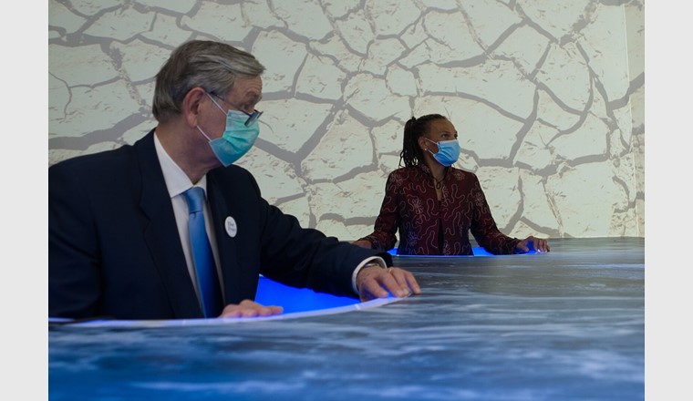 Patricia Danzi, DEZA-Direktorin, und Danilo Türk, Berater des Geneva Water Hub, an der Eröffung der Blue-Peace-Ausstellung. (©EDA)