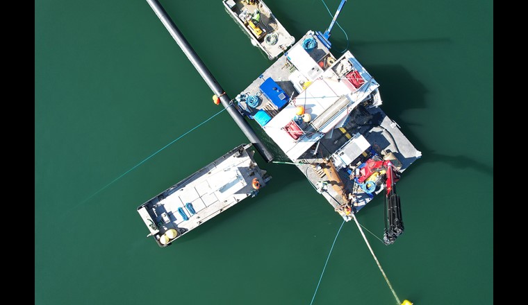 Les tubes ont été transportés sur le lac de Bienne à l’aide d’une barge de remorquage, ...