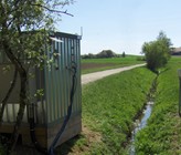 Insektizide in Schweizer Oberflächengewässern
Welche Risiken gehen von Pyrethroiden und Organophosphaten aus? Auf dem Foto ist die Messstation am Ballmoosbach zu sehen. (©Matthias Ruff, Eawag) Insektizide in Schweizer Oberflächengewässern
Welche Risiken gehen von Pyrethroiden und Organophosphaten aus? Auf dem Foto ist die Messstation am Ballmoosbach zu sehen. (©Matthias Ruff, Eawag)