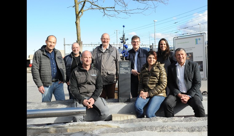 De g. à d. : Alfred Meyer, représentant des propriétaires fonciers WGR; Beat Betschart, responsable vente chez Wild Armaturen; Josef Hermann, fontainier WGR, Urs Holzgang, président de WGR; Martin Mönch, administrateur WGR; Ursi Stocker-Rust, actuaire WGR; Fabienne Wild, responsable marketing et membre de la direction chez Wild Armaturen; Michael Felber, réalisateur du projet (photo: SSIGE)