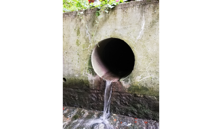 Fig. 5 Prélèvements d’eau ponctuels dans les exutoires d’eaux claires avec des écoulements en continu par temps sec.