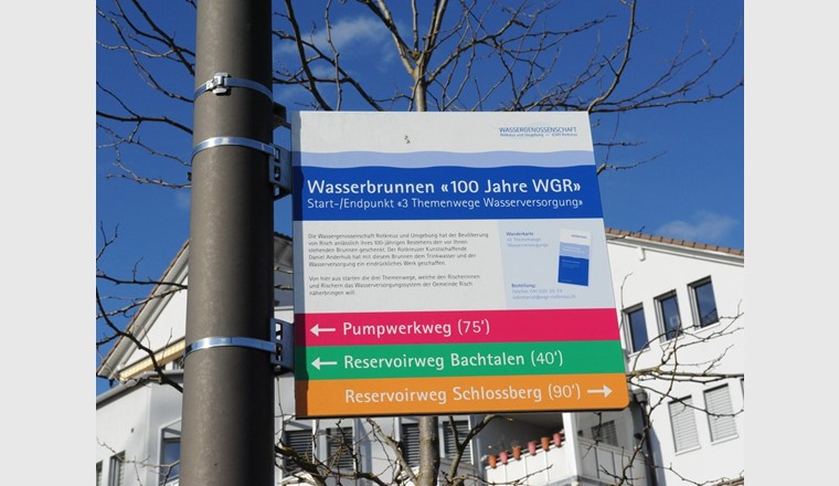 In occasione del suo 100° anniversario, la Wassergenossenschaft Rotkreuz (WGR) ha creato tre percorsi tematici sul tema dell'acqua. Questo cartello segnala il punto di partenza dei sentieri tematici a Rotkreuz.