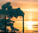 Laut SES werden drei Viertel der Energie über weite Distanzen importiert, dazu gehörten alle Erdölprodukte, Erdgas sowie die Kernbrennstoffe. Für den Import würden jährlich im Durchschnitt 10 Milliarden Franken ins Ausland überwiesen. Die Energiewende berge jedoch die Chance, den Energie-Unabhängigkeitstag zukünftig immer weiter nach hinten zu verschieben und die Energieunabhängigkeit der Schweiz zu stärken, so die SES weiter. (©leonid/adobestock) Laut SES werden drei Viertel der Energie über weite Distanzen importiert, dazu gehörten alle Erdölprodukte, Erdgas sowie die Kernbrennstoffe. Für den Import würden jährlich im Durchschnitt 10 Milliarden Franken ins Ausland überwiesen. Die Energiewende berge jedoch die Chance, den Energie-Unabhängigkeitstag zukünftig immer weiter nach hinten zu verschieben und die Energieunabhängigkeit der Schweiz zu stärken, so die SES weiter. (©leonid/adobestock)