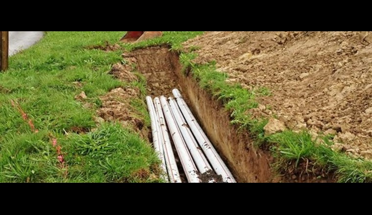 Sia i fornitori che gli agricoltori basano i loro accordi sull'indennizzo dei pozzi e delle linee sulle raccomandazioni congiunte di VSE, VSA, SBB, SVGW, Swissgrid, Swisscom e dell'Associazione svizzera dei contadini. (© SBC)