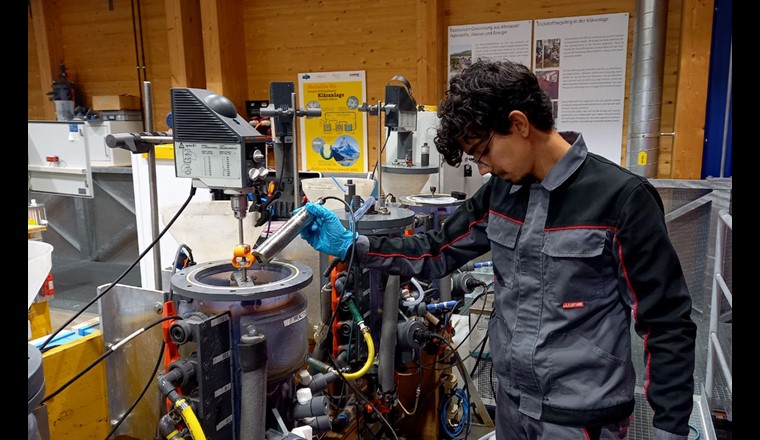 Test de capteurs optiques pour déterminer la quantité de substance solide contenue dans des échantillons d’eaux noires
(Photo: Michael Vogel, Eawag)
