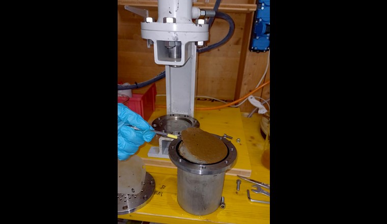 Des tests sous presse permettent d’étudier à quel point les eaux noires peuvent être déshydratées. Après compression, le taux de matières solides est d’environ 25 pour cent.
(Photo: Michael Vogel, Eawag)