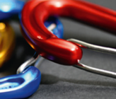 Der Karabiner als Sinnbild für eine integrierte Sicherheit (© VSE/SVGW) Der Karabiner als Sinnbild für eine integrierte Sicherheit (© VSE/SVGW)